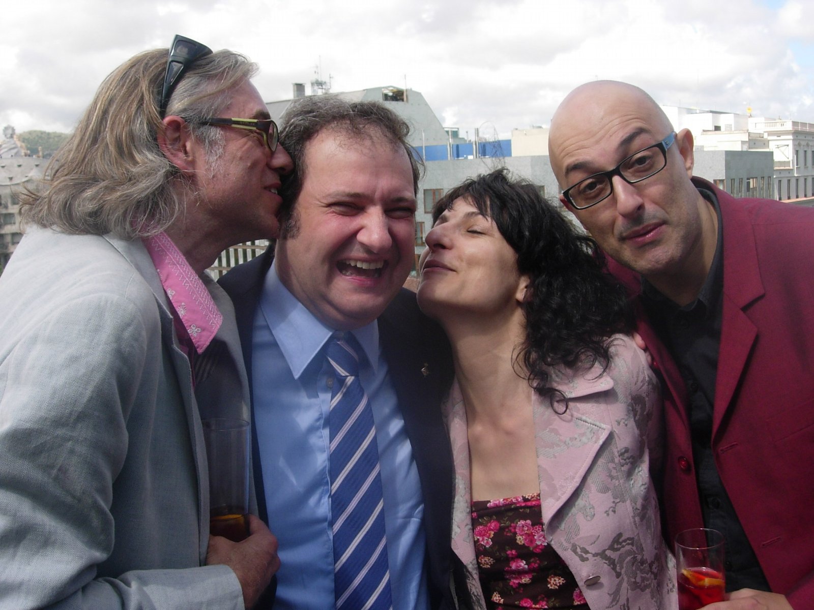 Cuatro personas dándose besos en una terraza: Víctor Amela, Jordi Hereu, Roser Amills y Joan Spin