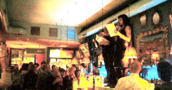 Roser Amills leyendo en el recital Poesía, very very hot!! en el Margarita Blue, 2010