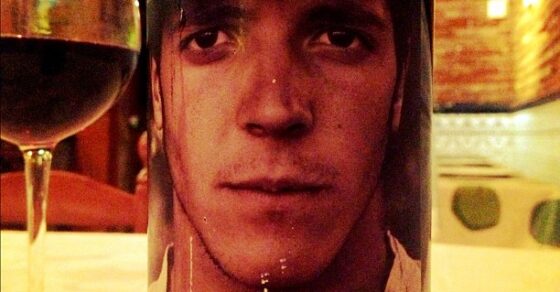 Botella de vino El pícaro con una etiqueta ilustrada con un rostro