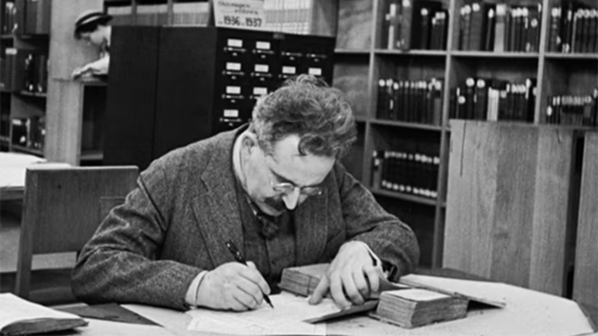 Walter Benjamin escribiendo en la Biblioteca Nacional de París, imagen que ilustra el artículo de El Cultural